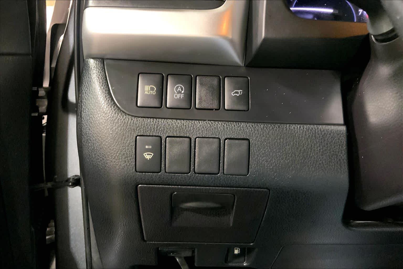 Used 2018 Predawn Gray Mica Toyota XLE image 35