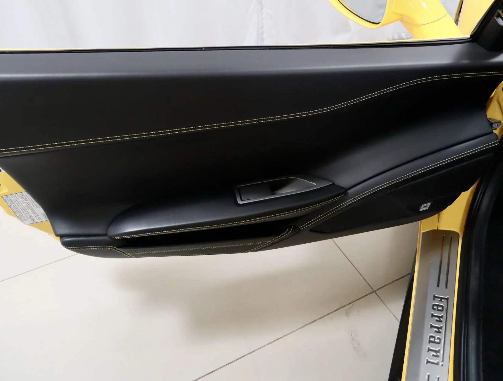 Used 2013 Giallo Modena Ferrari 2dr Conv image 19