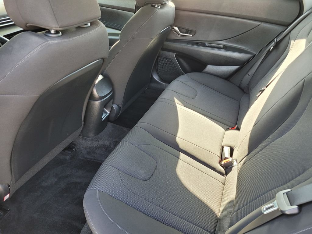 Used 2025 White Hyundai SE image 11