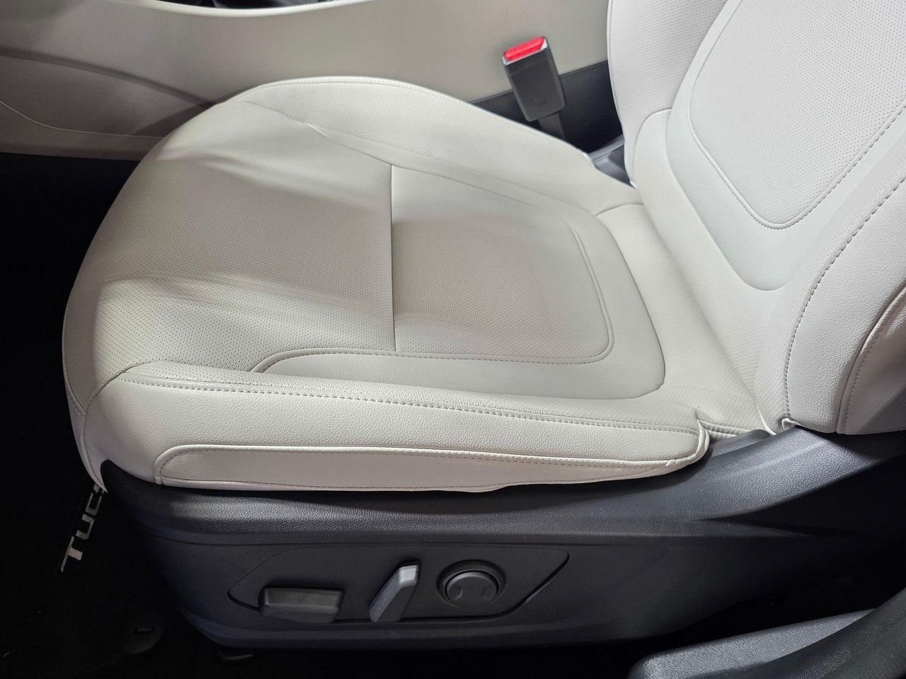 New 2026 Shimmering Silver Hyundai SEL Premium FWD image 23