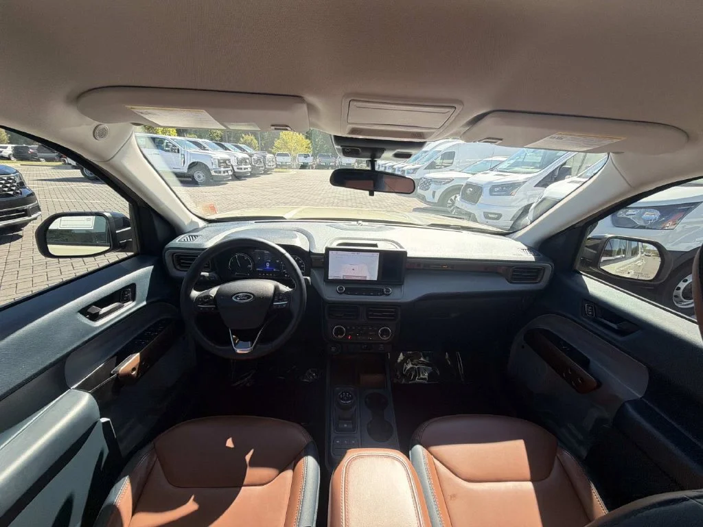 Used 2024  Ford Lariat image 27