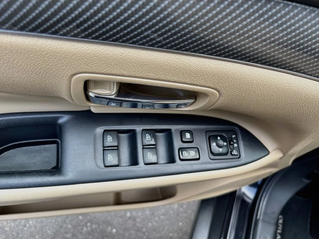 Used 2019 Labrador Black Metallic Mitsubishi SEL image 18