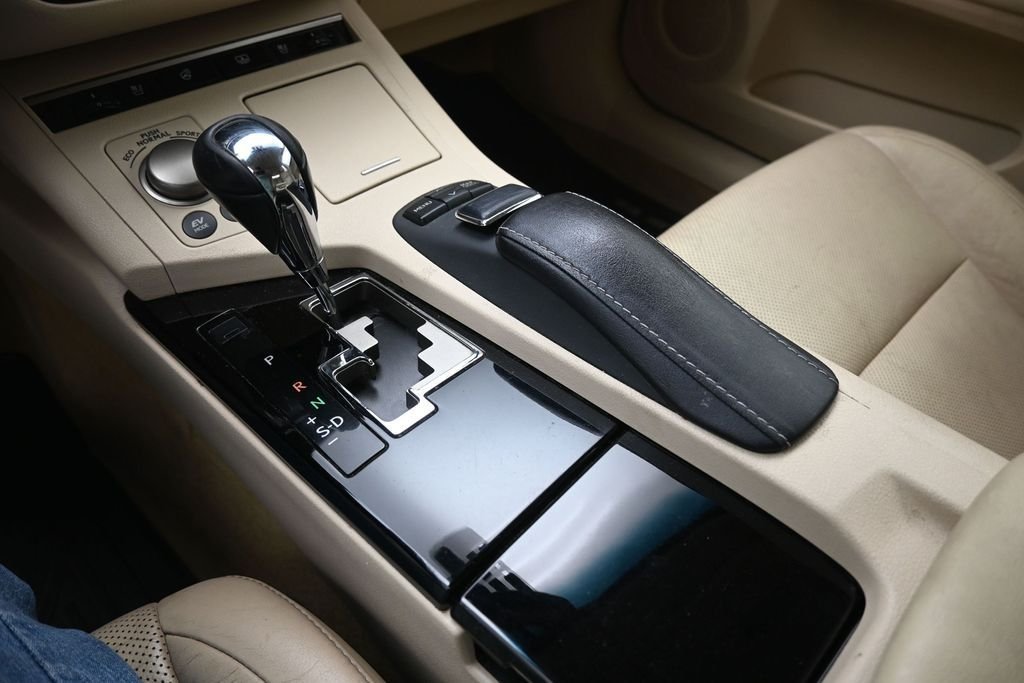 Used 2014 Beige Lexus 300h image 30