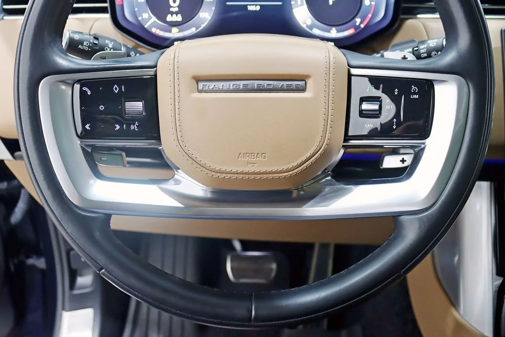 Used 2023  Land Rover SE image 15