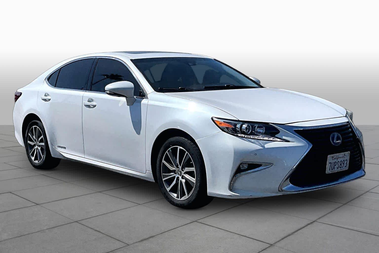 Used 2016 Eminent White Pearl Lexus Hybrid image 2