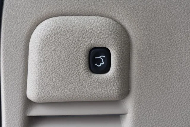 Used 2016 White Jeep Overland image 17