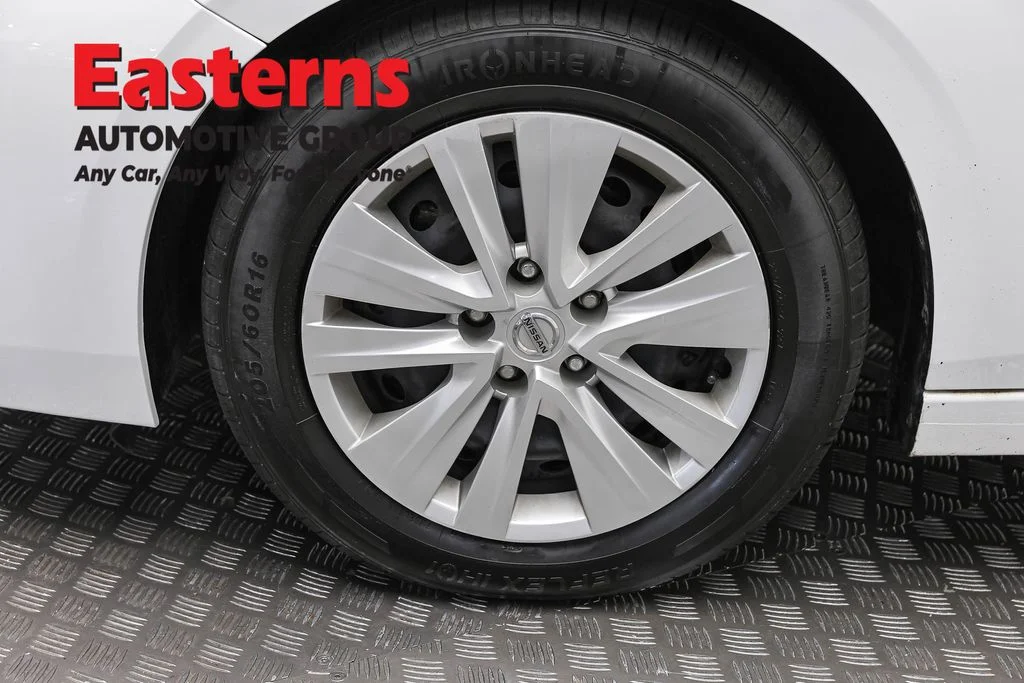 Used 2024 White Nissan S image 31
