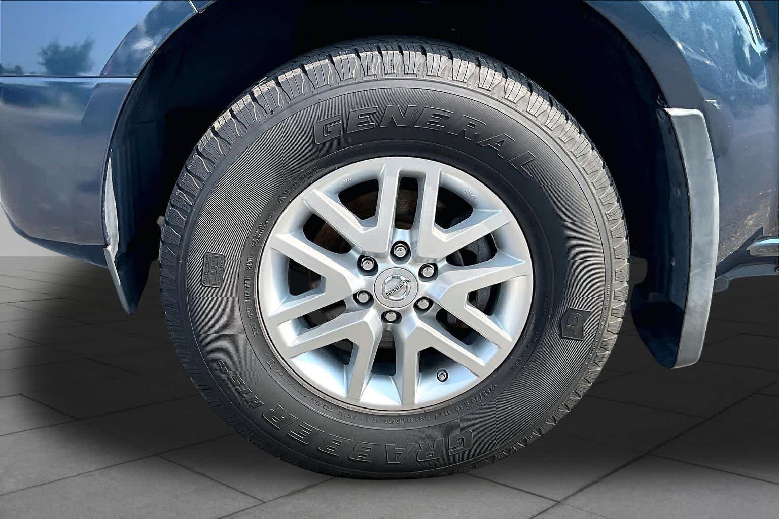 Used 2016 Arctic Blue Metallic Nissan SV image 10