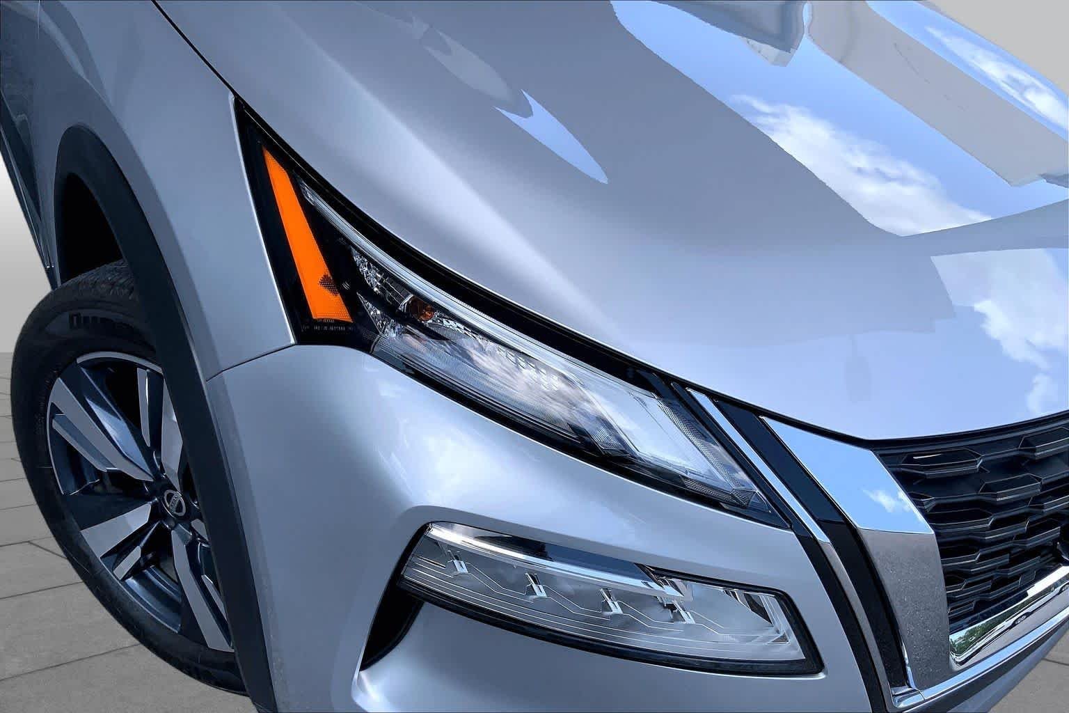 Used 2021 Brilliant Silver Metallic Nissan SL image 27