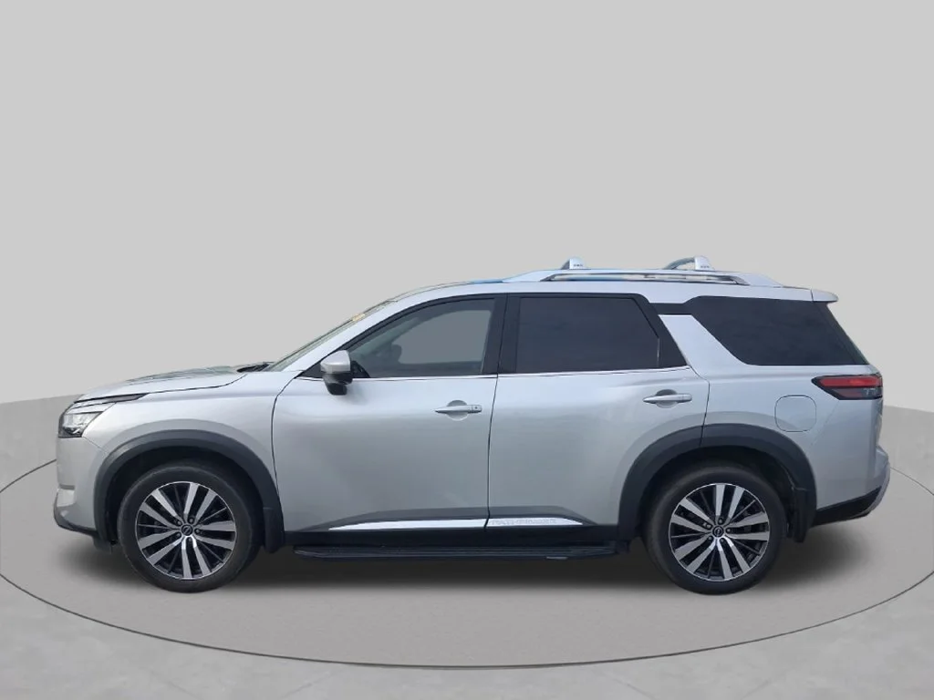 Used 2022 Silver Nissan Platinum image 11