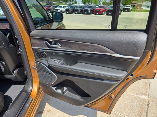 New 2026 Copper Shino Metallic Clear-Coat Exterior Paint Jeep Limited Reserve image 12