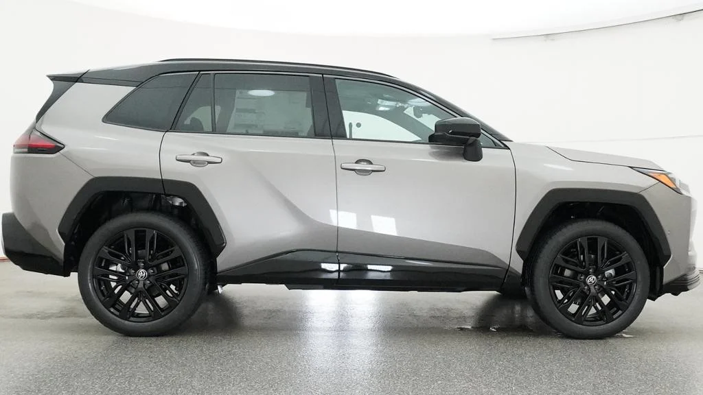 New 2026 Meteor Shower with Midnight Black Metallic roof Toyota XSE image 13