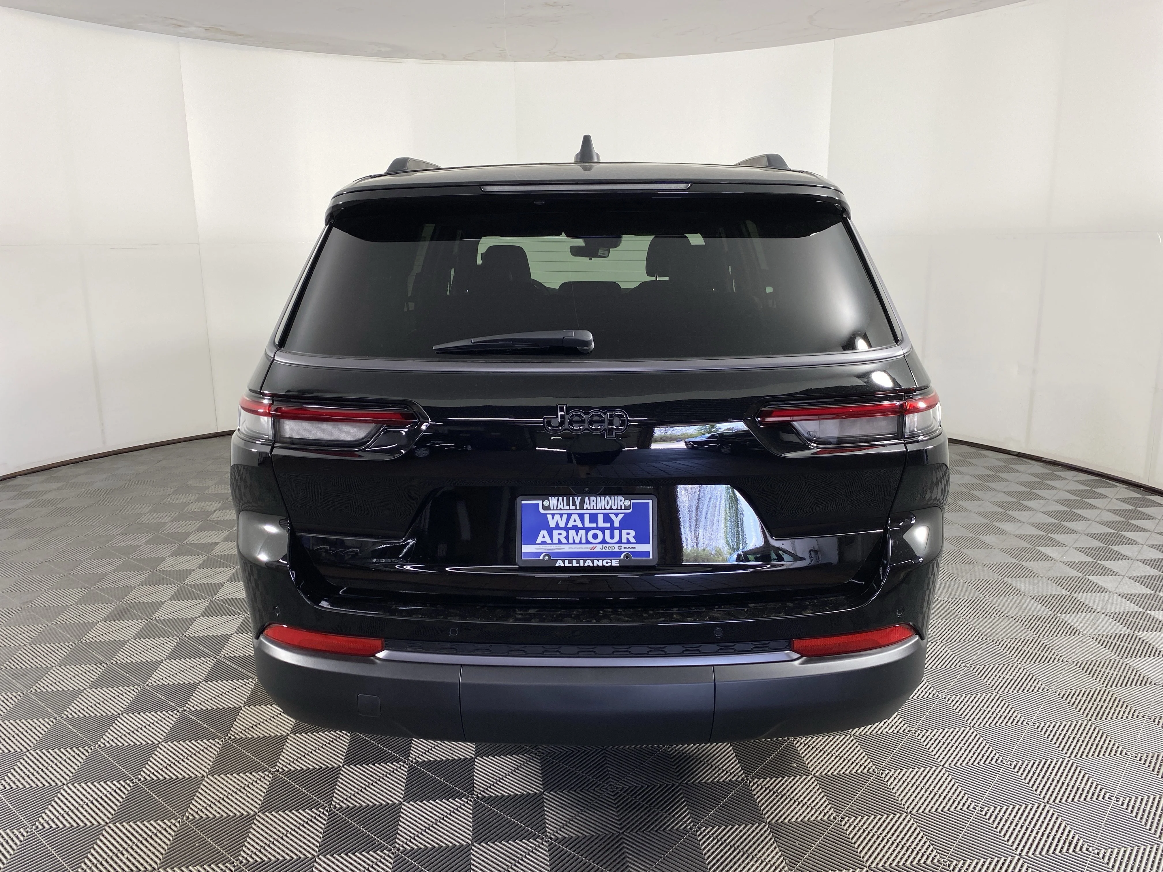 New 2026 Diamond Black Crystal Pearl-Coat Exterior Paint Jeep Laredo image 9