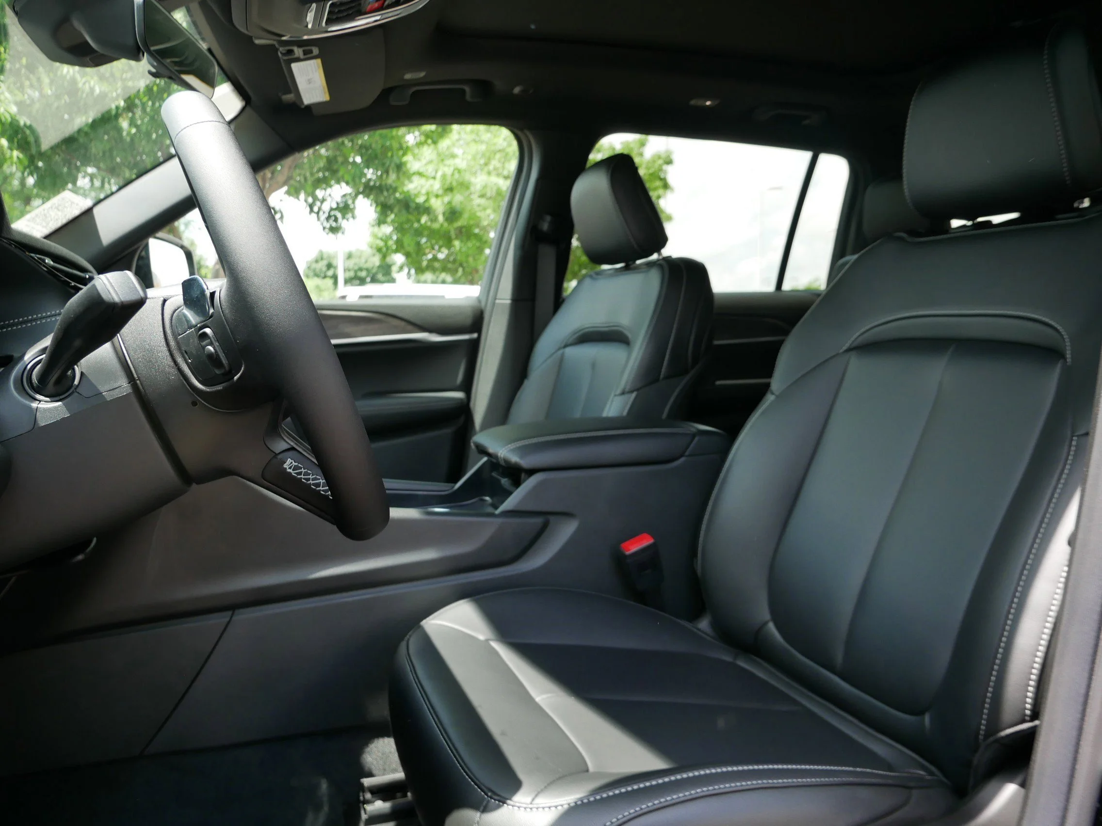 New 2026 Diamond Black Crystal Pearl-Coat Exterior Paint Jeep Limited image 9