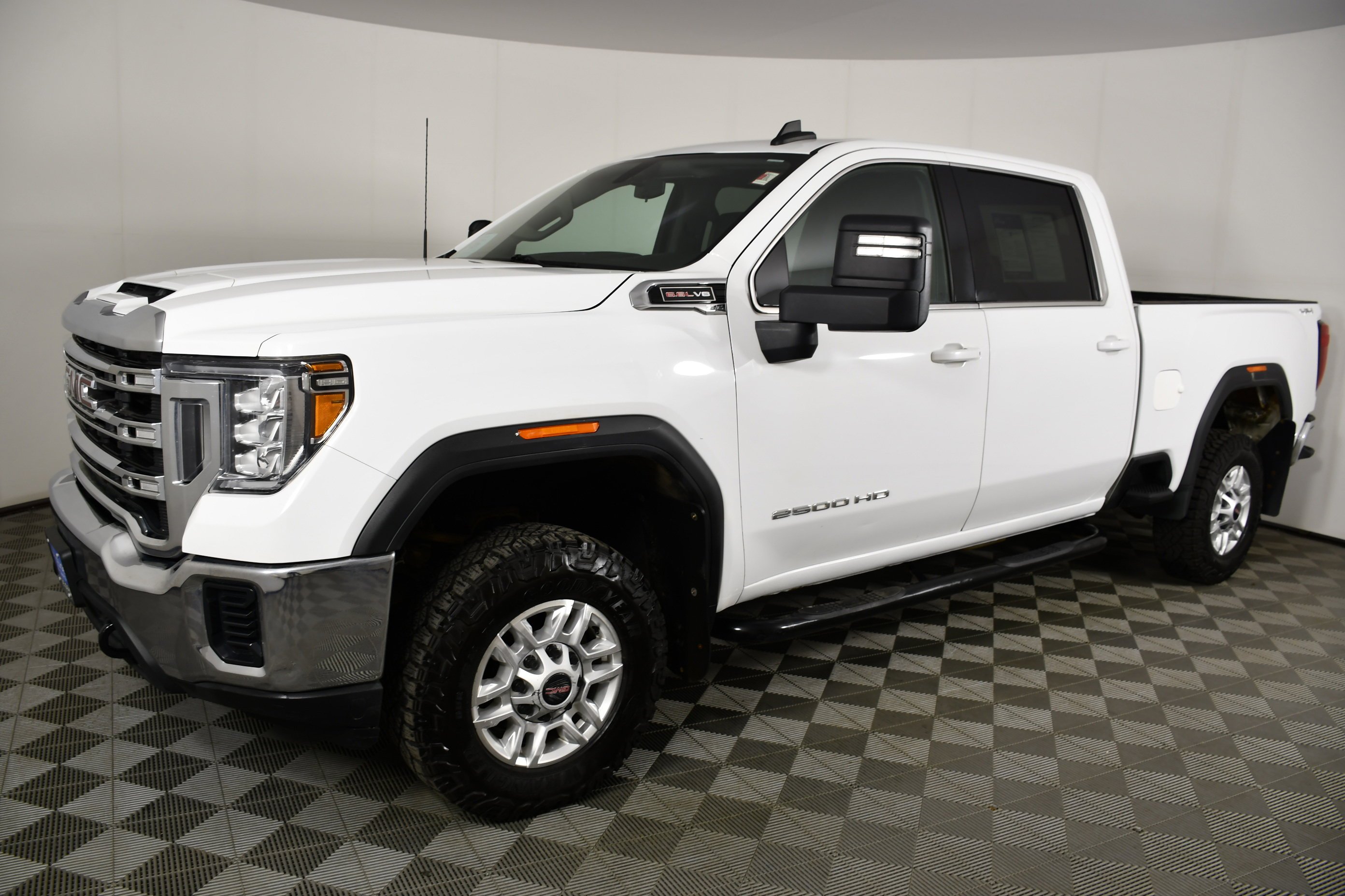 Used 2022 White GMC SLE image 10
