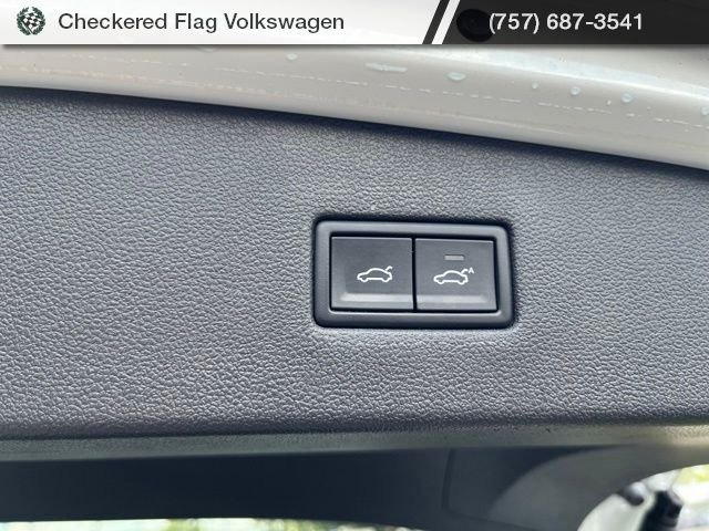 Used 2019 Pure White Volkswagen 2.0T SEL Premium 4Motion image 34