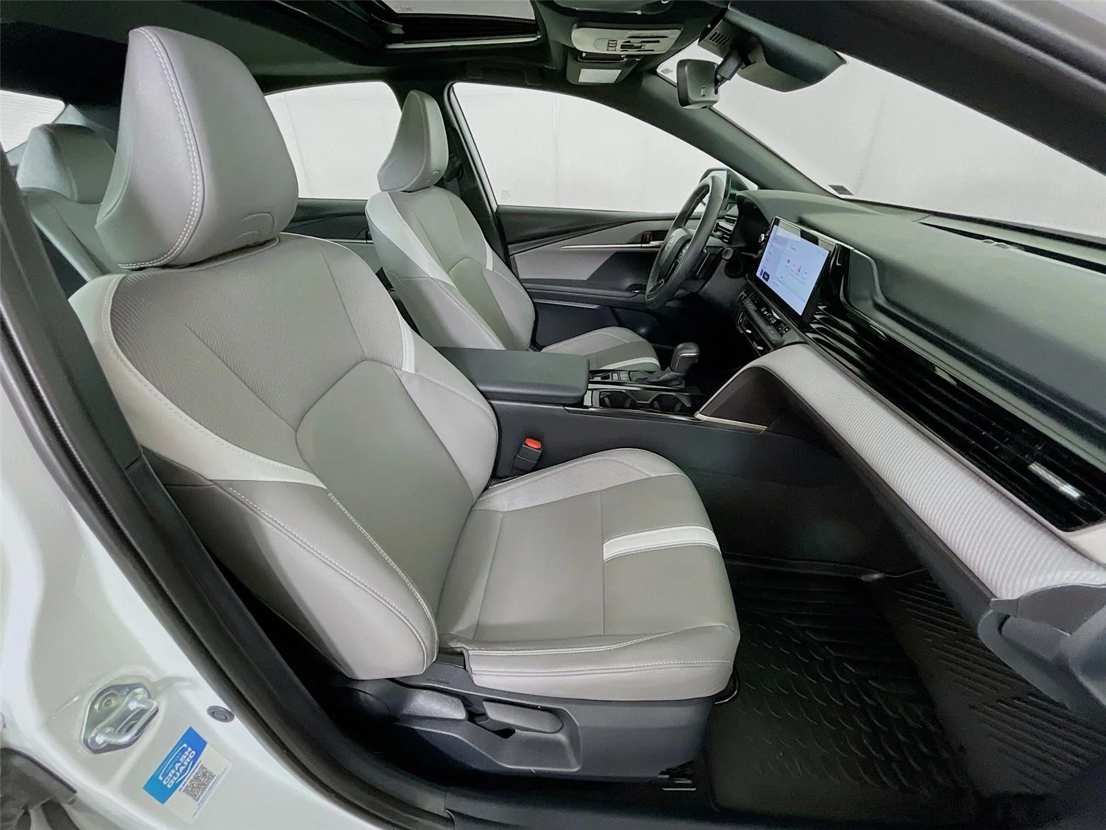 Used 2025 Ice Cap Toyota SE image 31