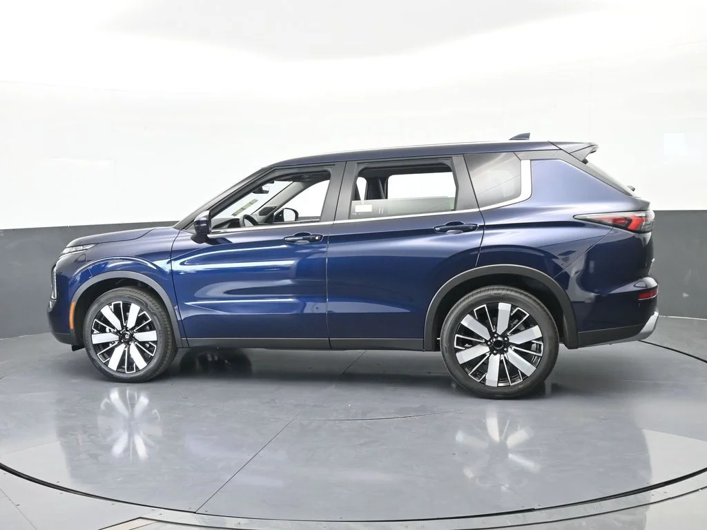 2026 Mitsubishi Outlander SE - Photo 3