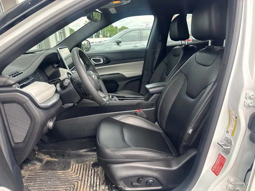 Certified Used 2025 White Jeep Limited image 2