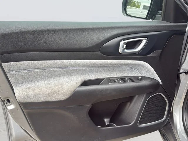 Used 2022 Silver Jeep Latitude image 21