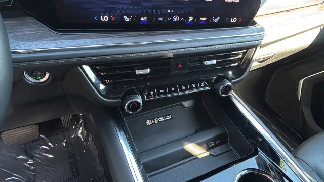 Used 2025 Summit White Chevrolet LT image 29