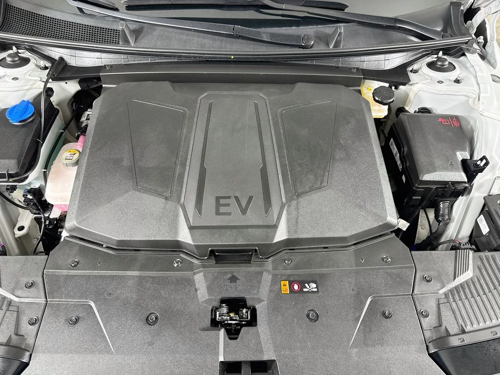 Used 2025 Gray Hyundai SEL image 29
