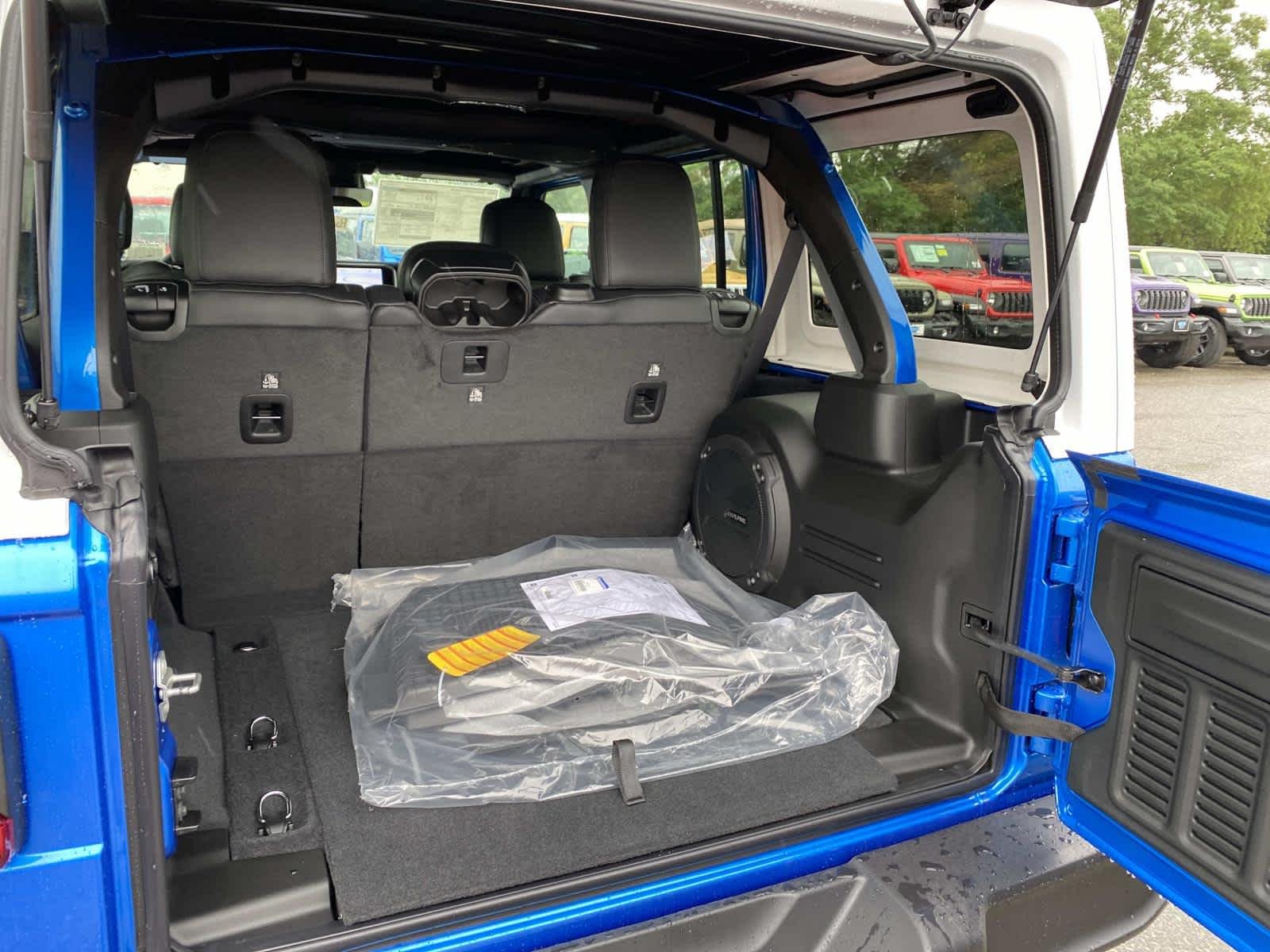 New 2026 Hydro Blue Pearl-Coat Exterior Paint Jeep Sahara image 5