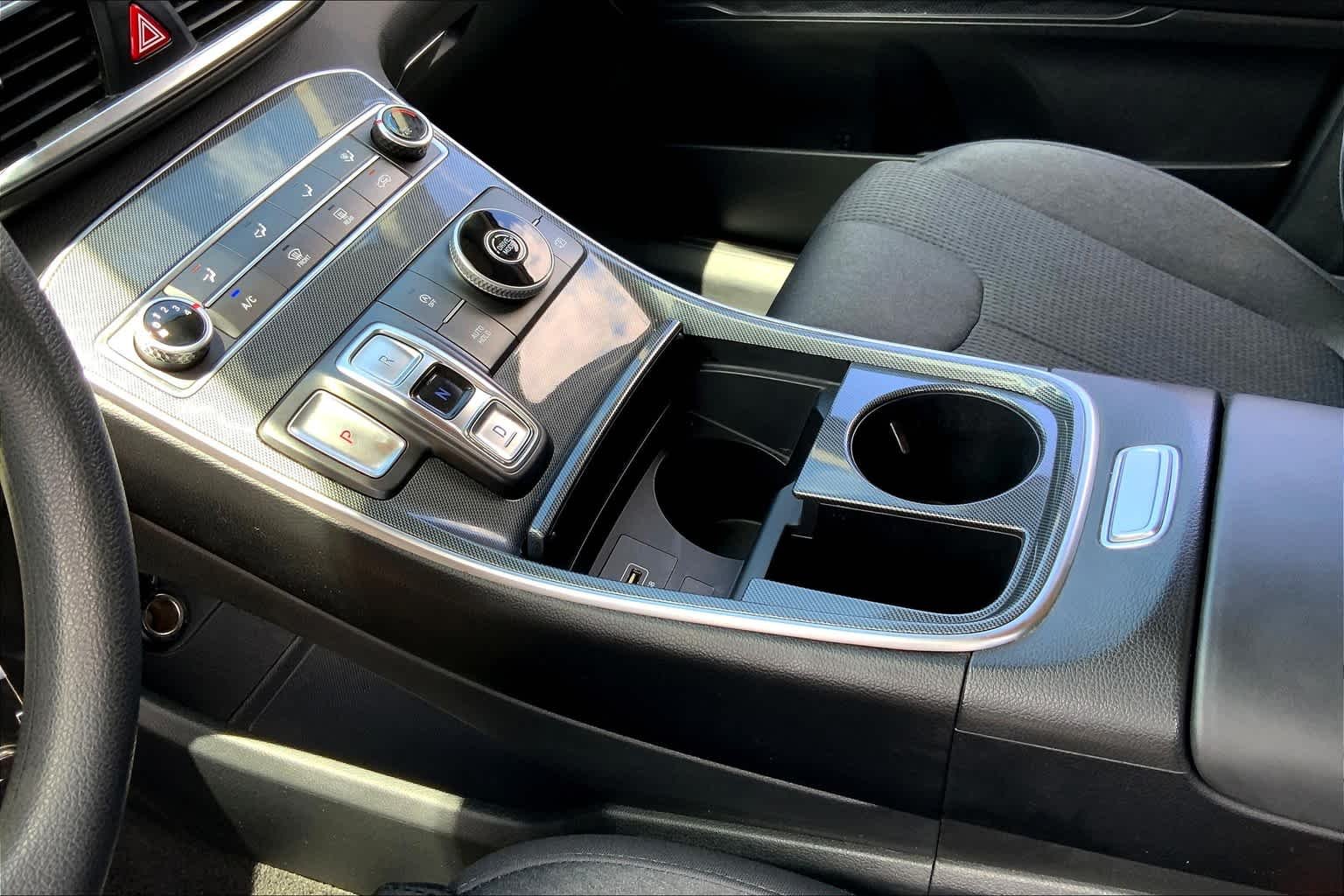 Used 2021 Twilight Black Hyundai SE image 15