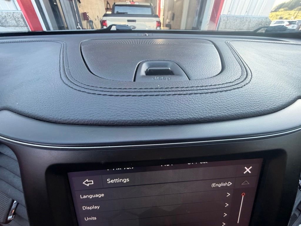 Used 2022 Bright White Clearcoat Jeep Latitude Lux image 25