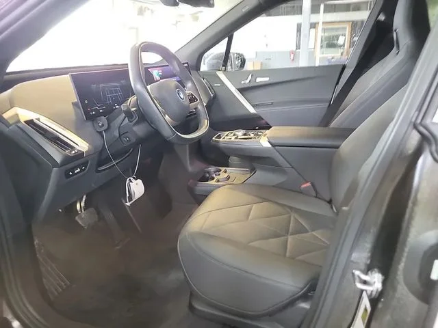 Used 2024 White BMW xDrive50 image 3
