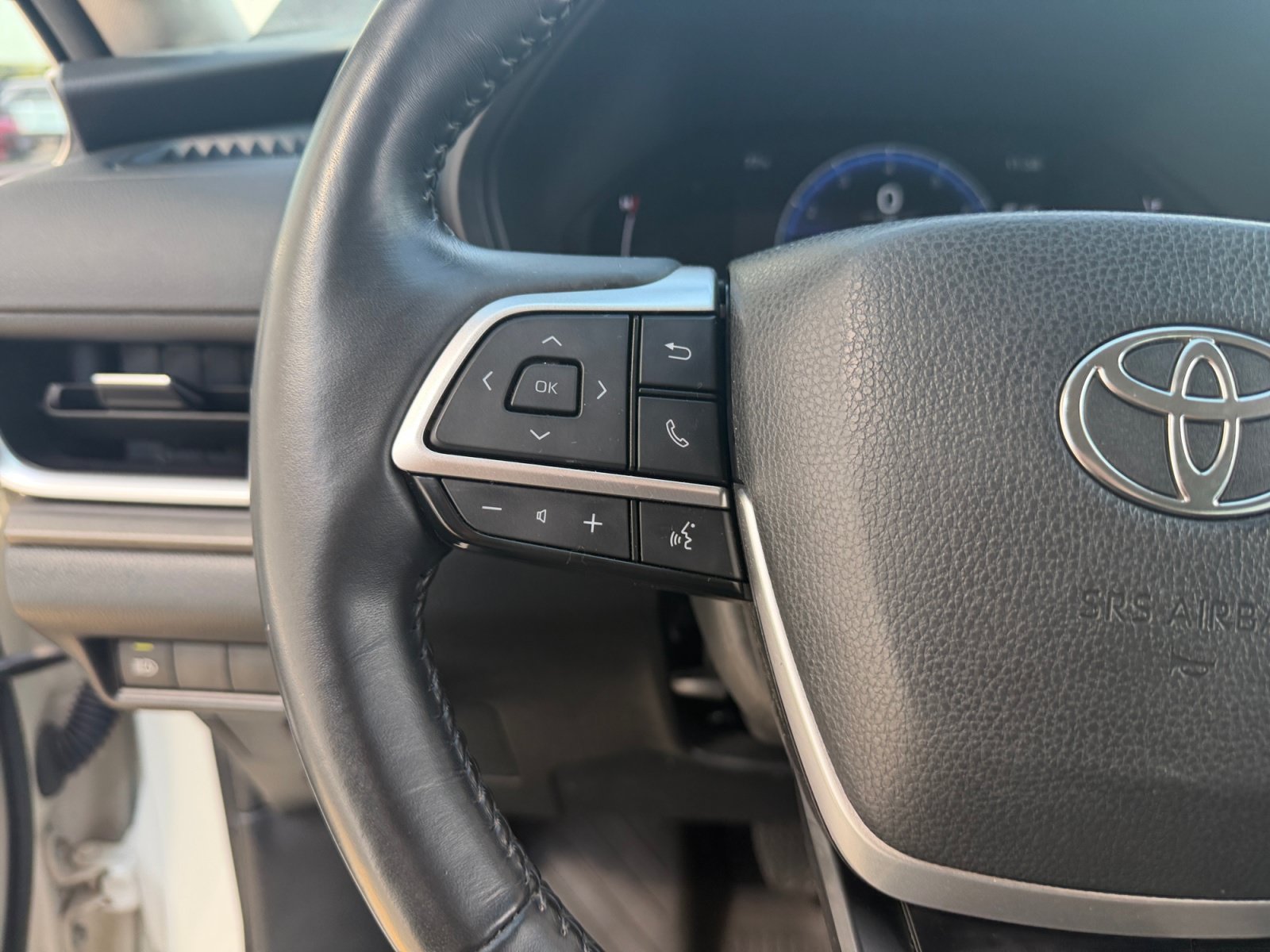 Used 2024 Cream Toyota XLE image 11