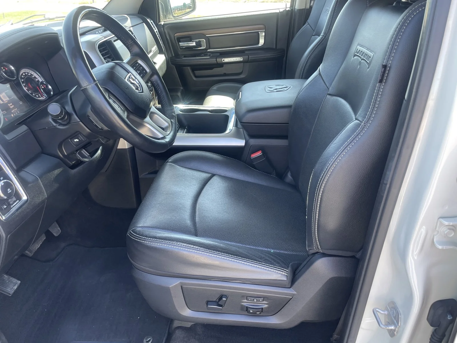 Used 2016 Pearl White Ram Laramie image 15