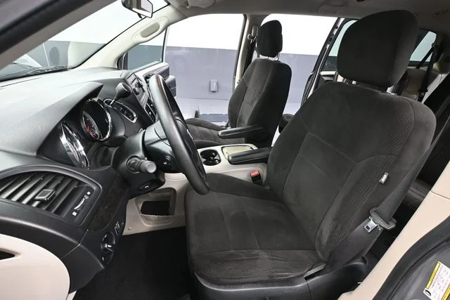 Used 2013 Silver Dodge SXT image 22