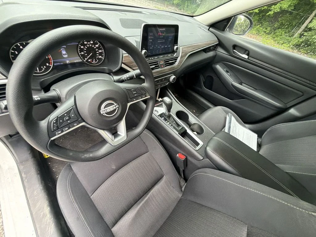 Used 2025 White Nissan 2.5 SV image 20