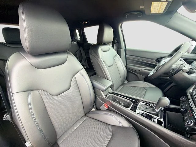 New 2026 Diamond Black Crystal Pearl-Coat Exterior Paint Jeep Latitude image 31