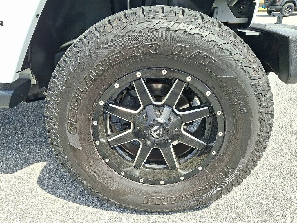 Used 2017 White Jeep Unlimited Sahara image 9
