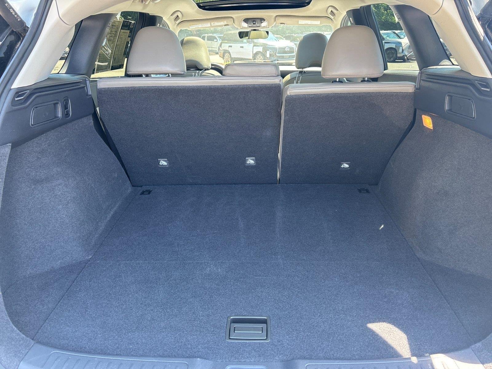 Used 2025 Radiant White INFINITI LUXE image 35