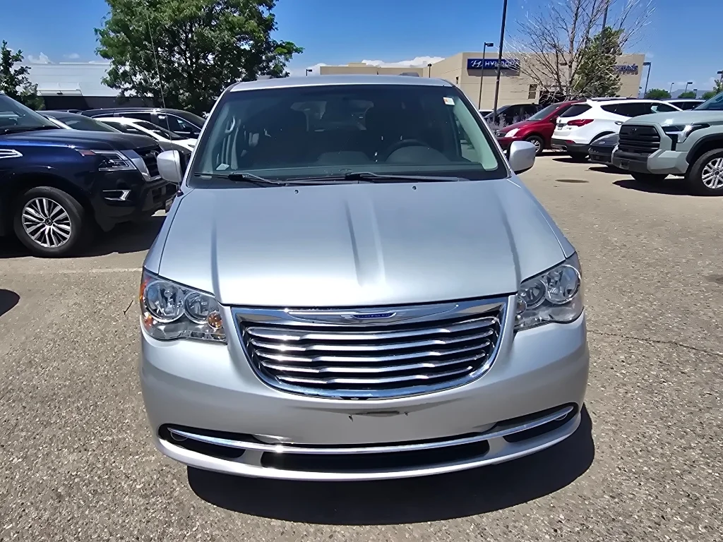 Used 2011 Bright Silver Metallic Clearcoat Chrysler Touring image 18