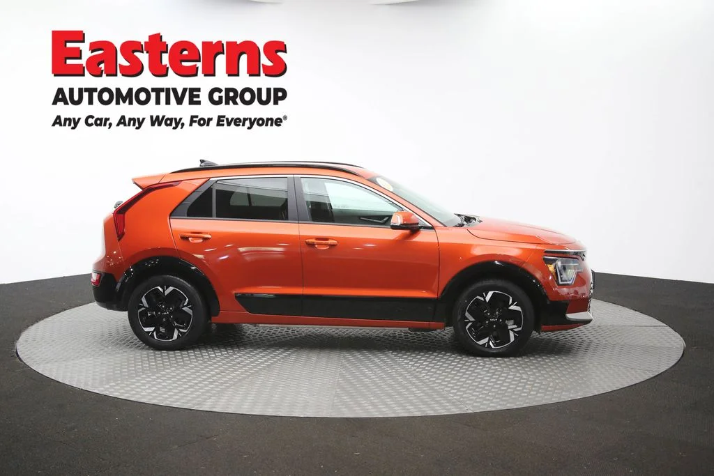 Used 2023 Red Kia Wind image 44
