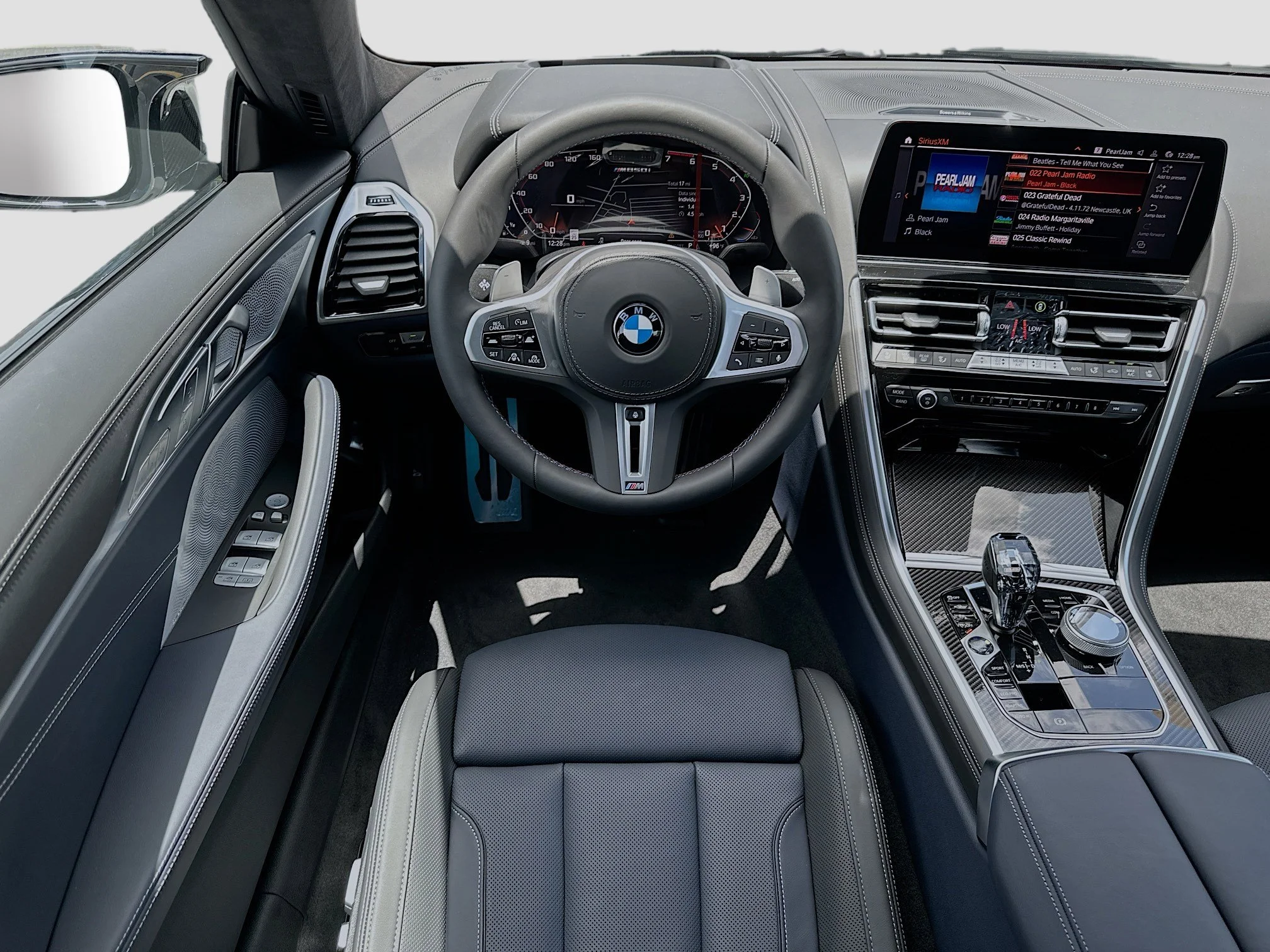 2026 BMW 8 Series M850i - Photo 16