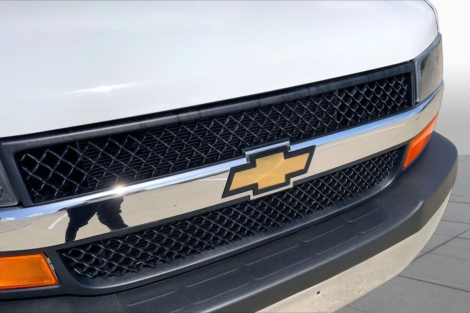 Used 2024 Summit White Chevrolet  image 26