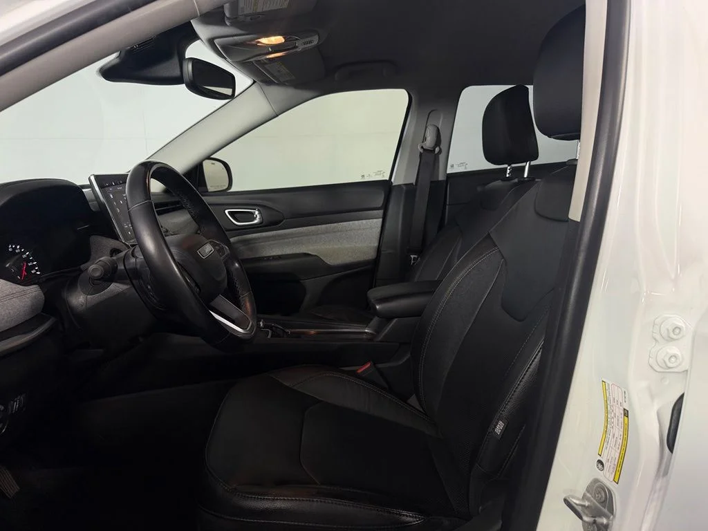 Certified Used 2022 White Jeep Latitude Lux image 21