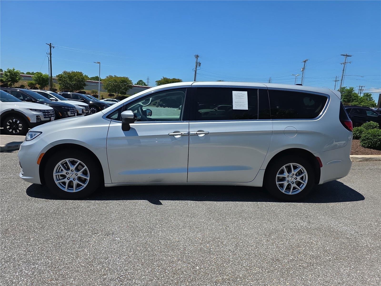 Used 2023 Silver Mist Clearcoat Chrysler Touring L image 8