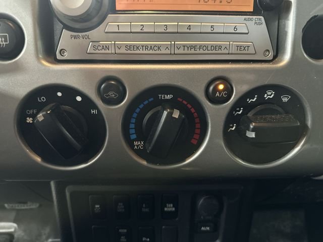 Used 2010  Toyota Base image 21