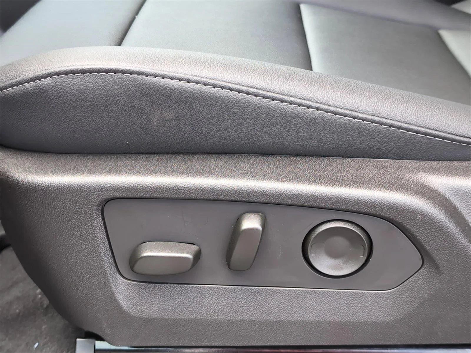 New 2026 Sterling Metallic GMC Elevation image 28