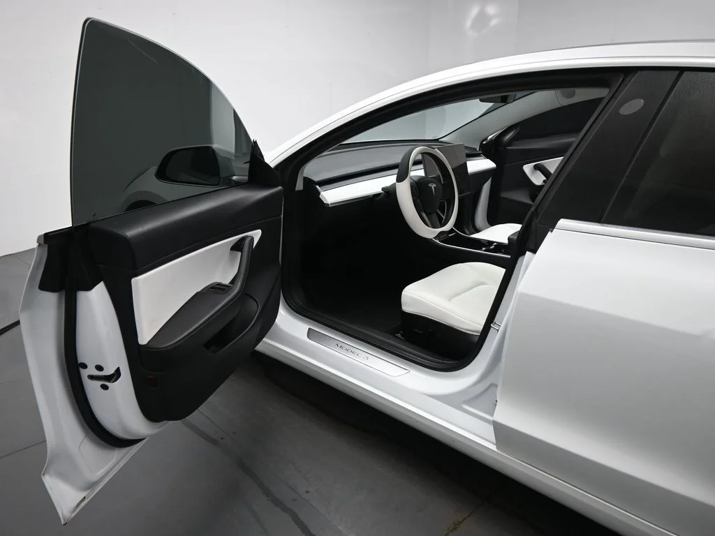 Used 2020  Tesla Standard Range Plus image 7