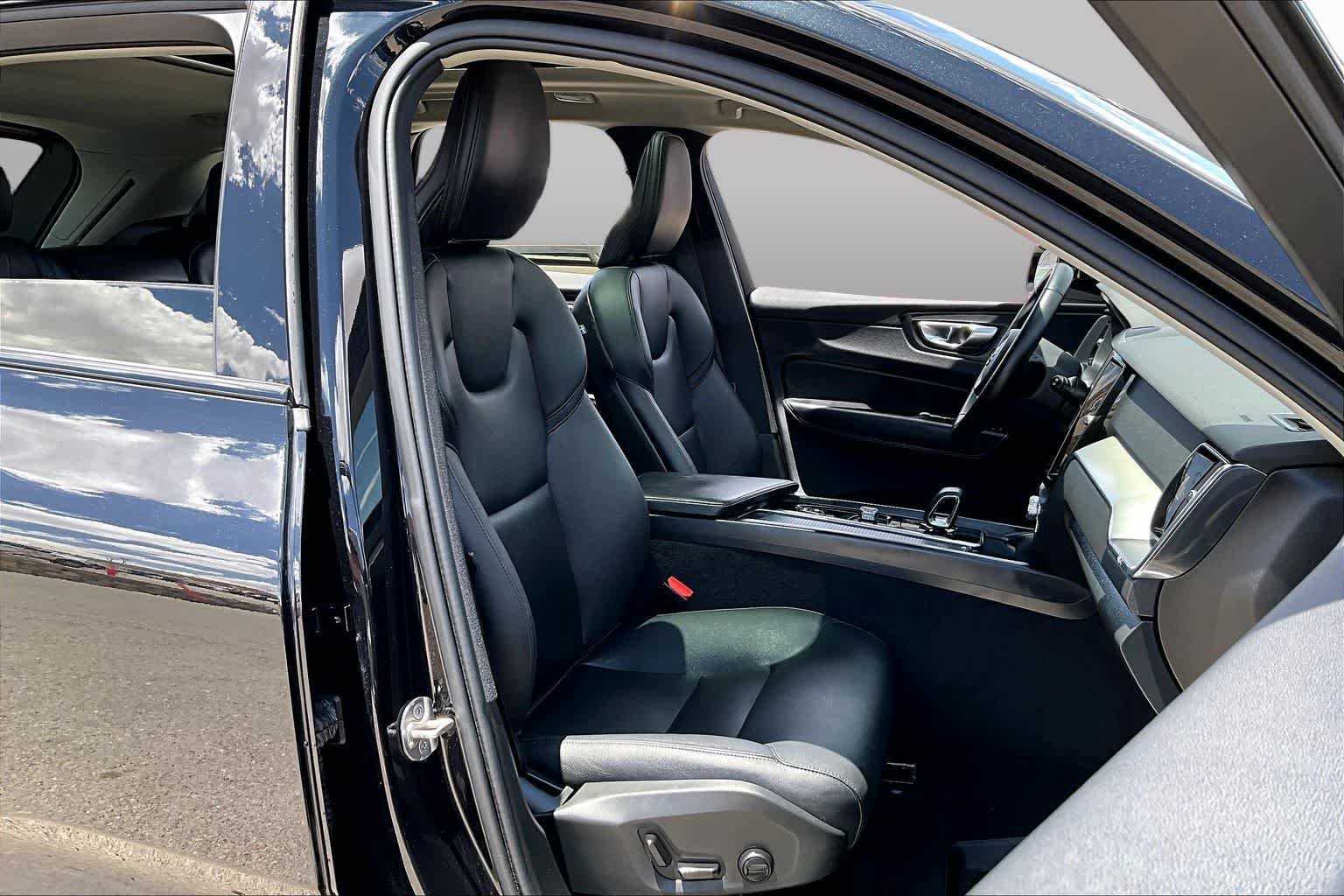 Used 2024 Onyx Black Metallic Volvo Core Dark Theme image 9