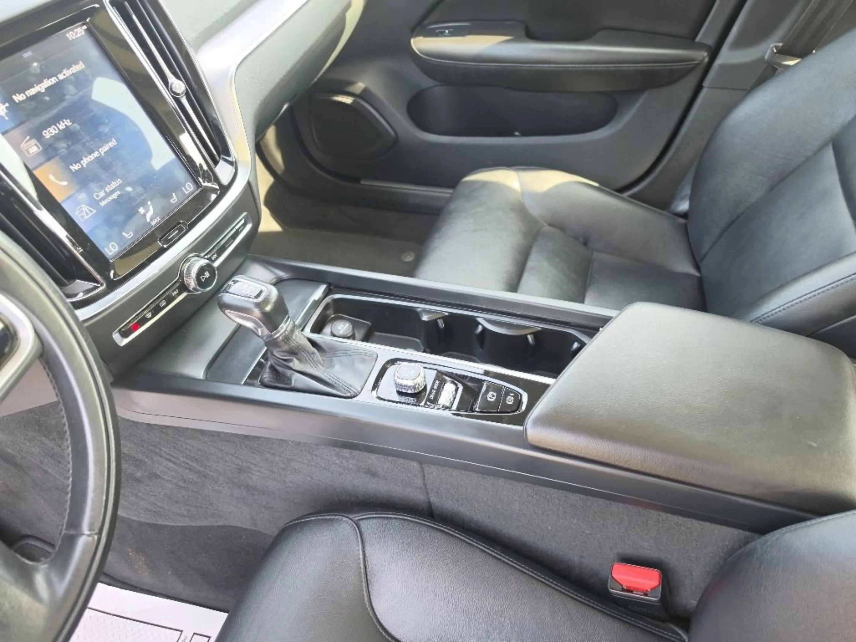 Used 2020 Black Volvo Momentum image 18