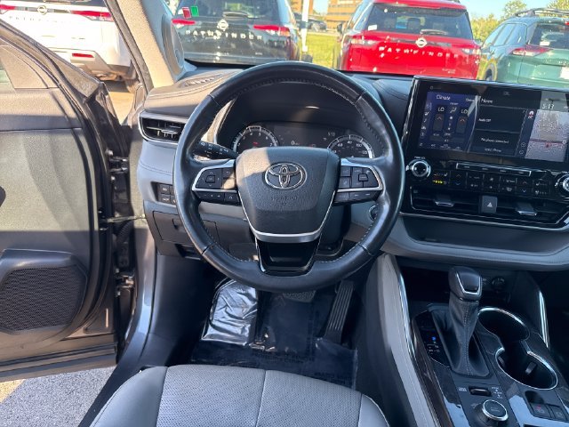 Used 2022 Gray Toyota Platinum image 16