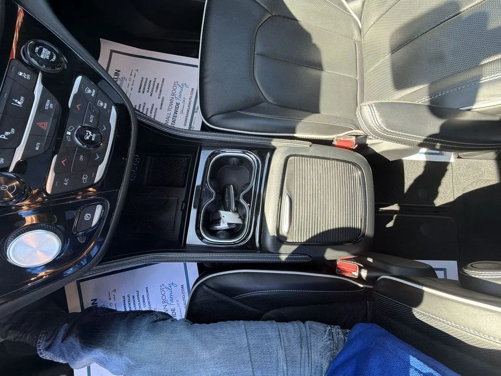Used 2025 White Chrysler Limited image 21